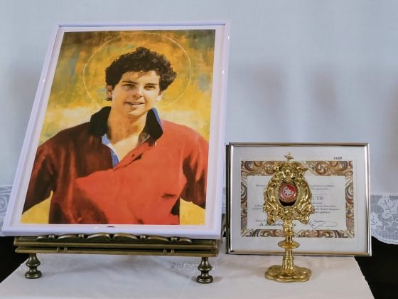 CATÓLICOS EN SEVILLA – La Parroquia San José de Dos Hermanas acoge una reliquia del beato Carlo Acutis