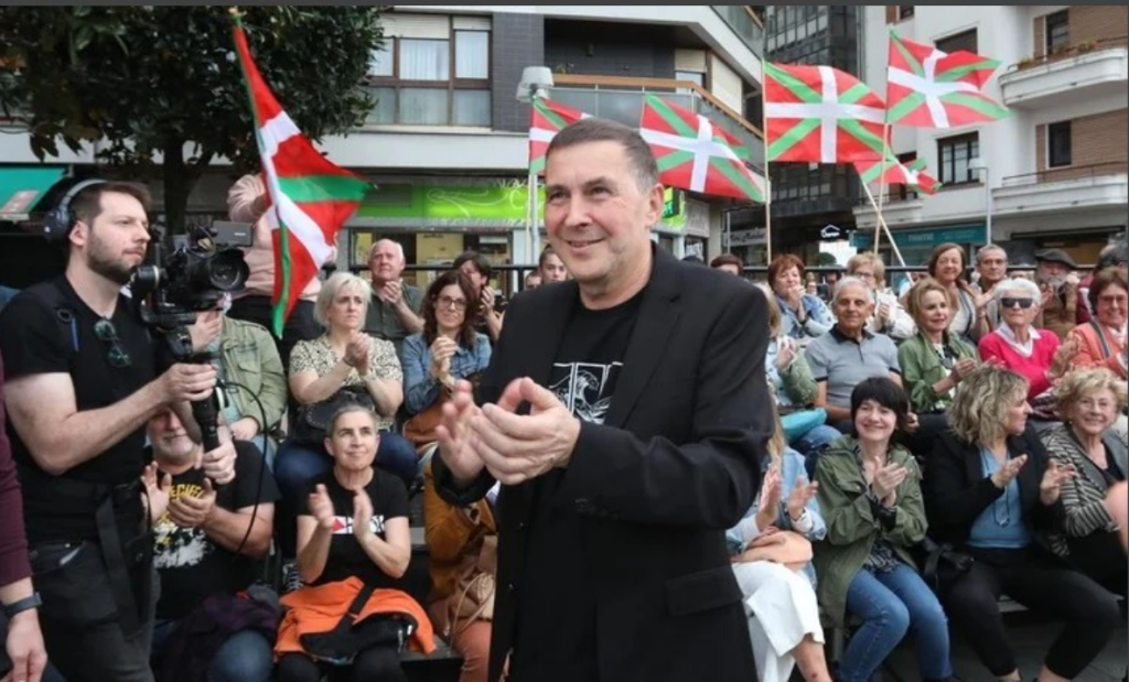 Tradicionalismo – Otegui exige controlar los tatuajes, camisetas, llaveros y pines de los agentes de la Ertzaintza.