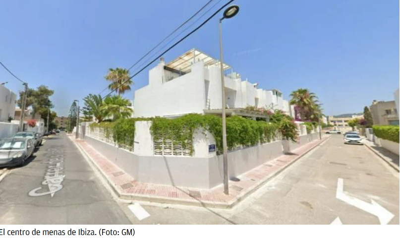 Tradicionalismo – Menas a cuerpo de rey en una urbanización de lujo de Ibiza: adosados con piscina y vistas al mar