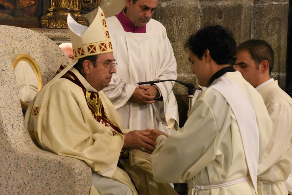 CATÓLICOS EN ÁVILA – “Que seas un sacerdote feliz, cercano y coherente”
