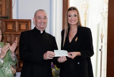 CATÓLICOS EN VALENCIA – Entrega de las recaudaciones de las Fallas de Valencia en el Besamanos a la Virgen