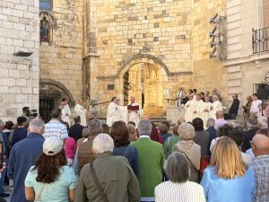 CATÓLICOS EN CANTABRIA – Los fieles del arciprestazgo de Nª Sra. del Carmen peregrinan hasta la Catedral de Santander en el marco del Jubileo de la Esperanza