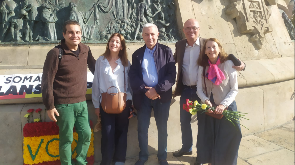 Tradicionalismo – Somatemps realizó su ofrenda floral al monumento a Colón por el 12 Octubre