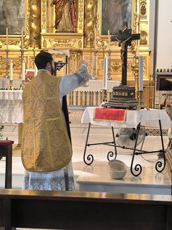 CATÓLICOS EN SEVILLA – Bendición de un nuevo relicario de los mártires del siglo XX en la Parroquia Divino Salvador, de Castilblanco de los Arroyos