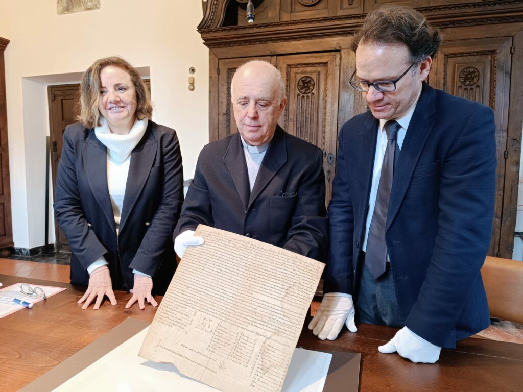 CATÓLICOS DE ASTURIAS – Un ciclo de conferencias recuerda el momento de la apertura del Arca Santa, en su 950 aniversario