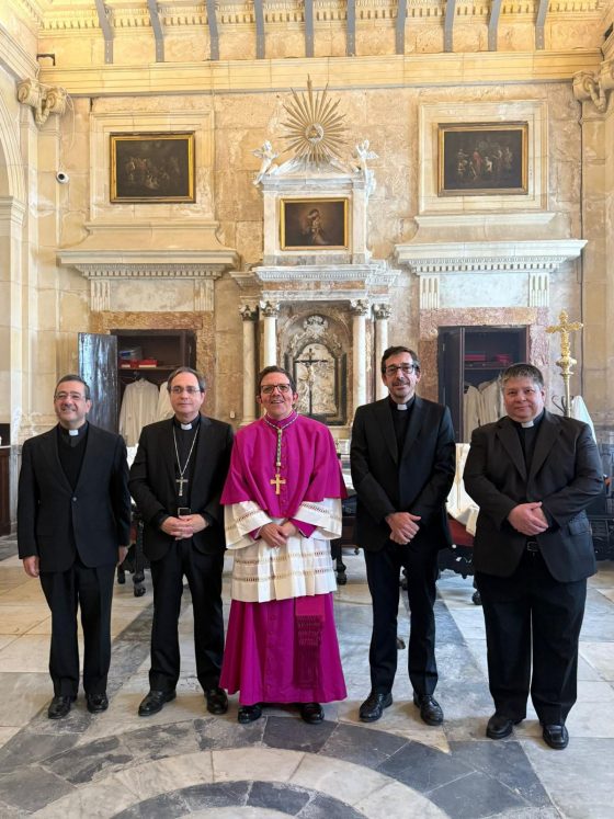 CATÓLICOS EN SEVILLA – Calurosa acogida a Mons. Ramón Valdivia en la Catedral de Cádiz como Administrador Apostólico