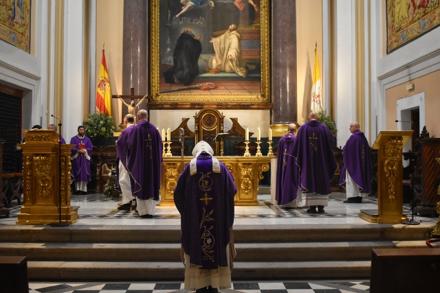 ARZOBISPADO CASTRENSE – El Arzobispo Castrense preside la Misa funeral en memoria de los capellanes fallecidos este último año