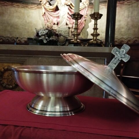 CATÓLICOS EN BARCELONA – La nova pila mòbil per als bateigs a Montalegre