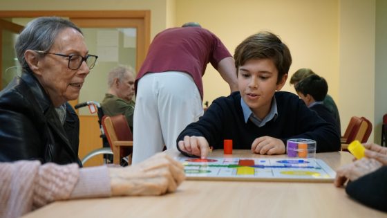CATÓLICOS EN SEVILLA – ‘Compartiendo sonrisas’, un proyecto de ayuda mutua entre niños y mayores