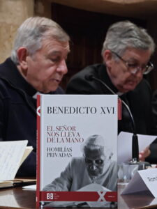 CATÓLICOS EN SALAMANCA – Un Benedicto XVI íntimo se revela en «El Señor nos lleva de la mano. Homilías privadas»