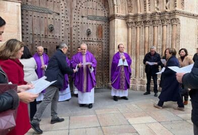 CATÓLICOS EN VALENCIA – Miembros de la Vicaría Judicial y del SAMIC peregrinan juntos a la Seo por el Jubileo de la Esperanza