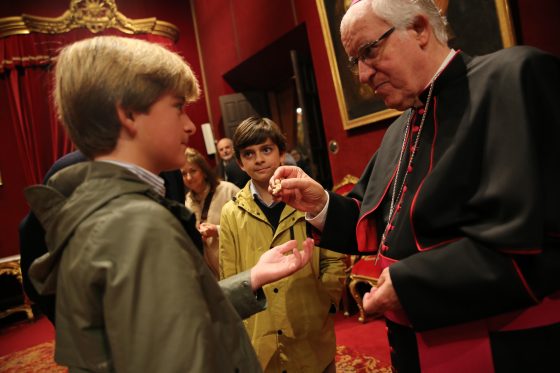 CATÓLICOS EN SEVILLA – La comunidad diocesana felicita la Navidad a mons. Saiz Meneses