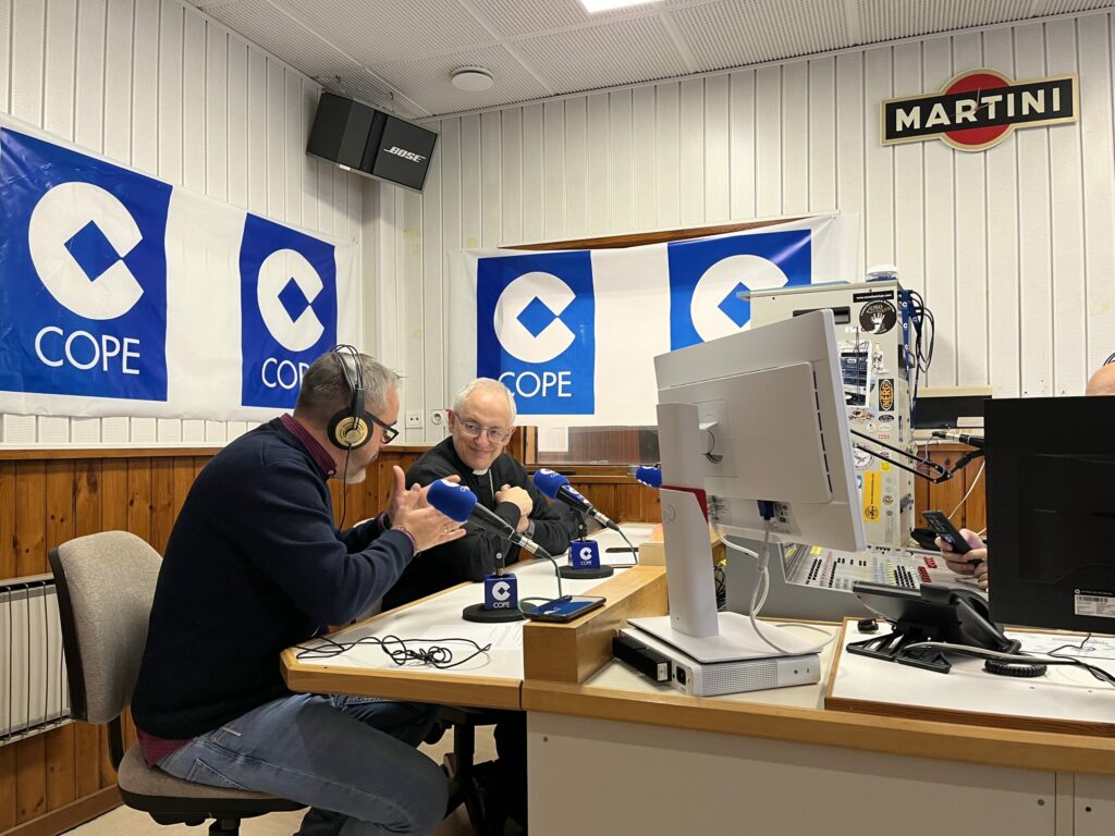 CATÓLICOS DE LUGO – El obispo visita COPE Lugo por Navidad