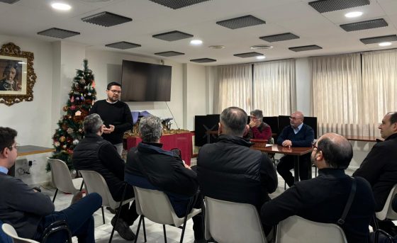 CATÓLICOS EN SEVILLA – El sacerdote Fernando Borrego, nuevo abad mayor de la Universidad de Curas de Sevilla