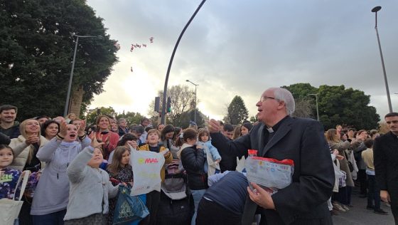 CATÓLICOS EN SEVILLA – El arzobispo de Sevilla, un año más con los niños de Sevilla en la Cabalgata de los Reyes Magos