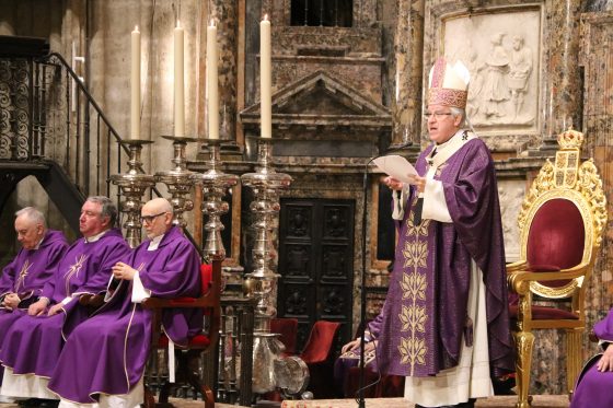 CATÓLICOS EN SEVILLA – Mons. Saiz en el funeral por las víctimas de los accidentes ferroviarios: «La Iglesia hoy quiere, ante todo, estar junto a los que lloran»