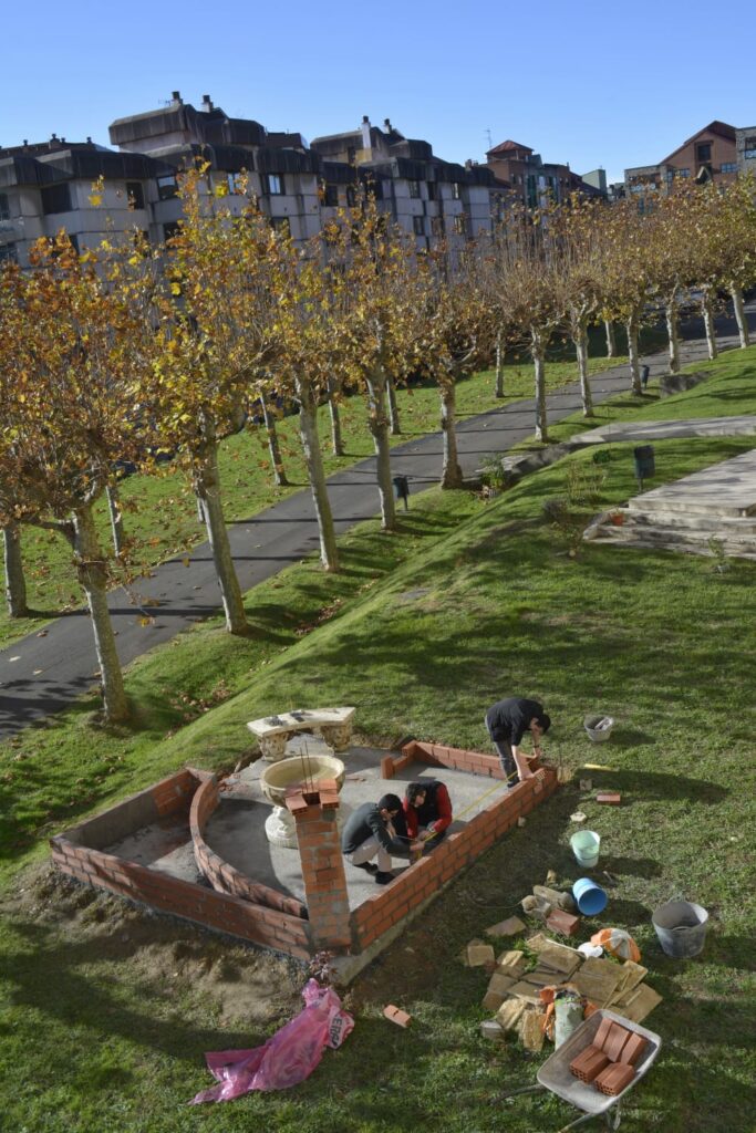CATÓLICOS DE ASTURIAS – Los seminaristas levantan un monumento a la Virgen