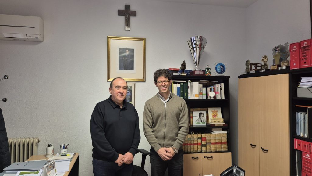 CATÓLICOS EN ÁVILA – Dos convenios entre parroquia y ayuntamiento permiten la apuesta en Cebreros por la formación de los jóvenes y la conservación del patrimonio