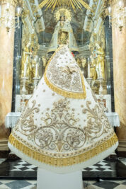 CATÓLICOS EN VALENCIA – Restauran el manto con el que la imagen de la Virgen de los Desamparados regresó a su Basílica en 1939  tras permanecer oculta durante la contienda