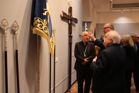 CATÓLICOS EN SEVILLA – Mons. Saiz inaugura la muestra de estrenos cofrades de Sevilla