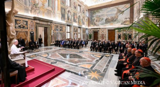 CATÓLICOS EN SEVILLA – Monseñor Saiz transmite al Papa el cariño de la familia diocesana durante la Asamblea del Dicasterio para los Laicos, Familia y Vida