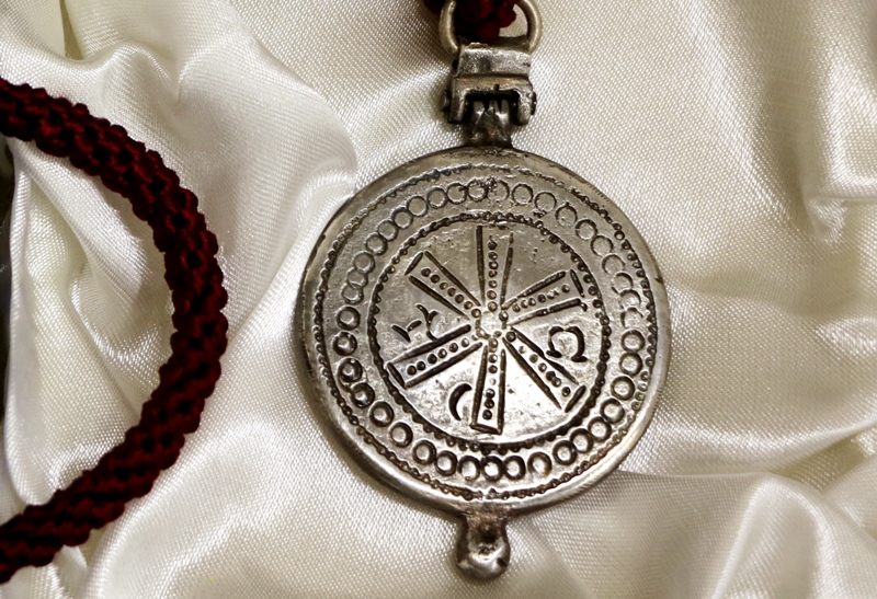 CATÓLICOS EN SEVILLA – El arzobispo concede la medalla Pro Ecclesia Hispalense a Lourdes Prats por su labor en la Cáritas parroquial de Jesús Obrero