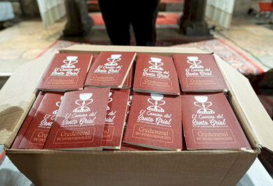 CATÓLICOS EN VALENCIA – Bendición de las credenciales de la primera peregrinación por el Año Jubilar del Santo Cáliz de los jóvenes de la Provincia eclesiástica  