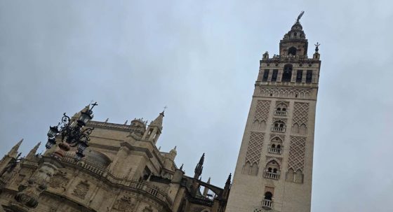 CATÓLICOS EN SEVILLA – El Cabildo actualiza la información sobre el incidente en una de las jarras de azucenas de la Giralda