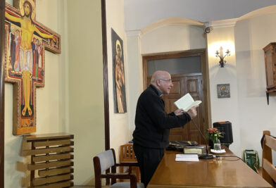CATÓLICOS EN VALENCIA – Monseñor Vilaplana presenta en Valencia “Sabiduría de un pobre” como la fidelidad a Jesús en momentos de prueba