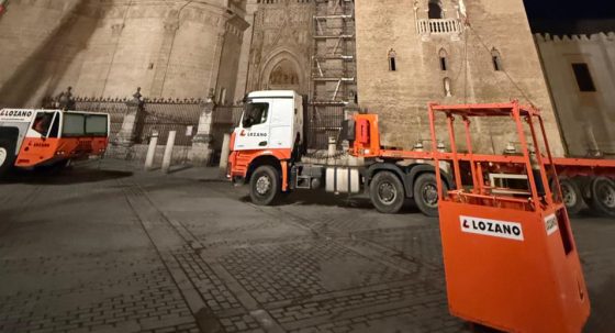 CATÓLICOS EN SEVILLA – Comienza la retirada de las tres jarras de azucena de la Giralda