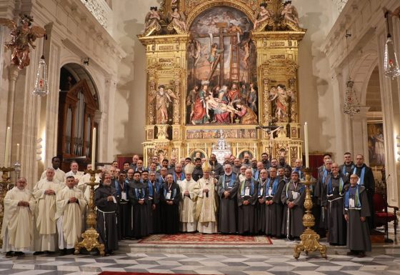 CATÓLICOS EN SEVILLA – Clausura del 50º aniversario de los franciscanos de la Cruz Blanca, en el Sagrario de la Catedral