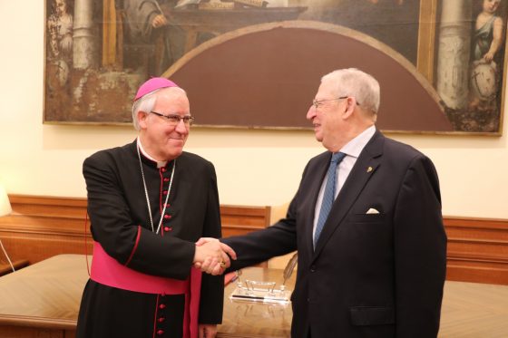 CATÓLICOS EN SEVILLA – Archidiócesis y Consejo de Hermandades renuevan el acuerdo de uso y disfrute de la sede de la calle San Gregorio