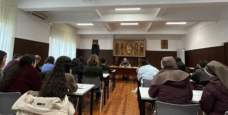 CATÓLICOS EN CANTABRIA – Una treintena de jóvenes participan en un retiro de Cuaresma dirigido por el obispo diocesano