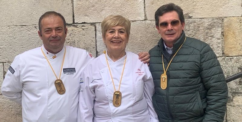 CATÓLICOS EN CANTABRIA – Miembros de la Asociación Restaurantes de Buena Mesa España participan en la catedral en una Eucaristía con ofrenda floral