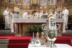 CATÓLICOS EN SALAMANCA – La Catedral acoge este Miércoles Santo la Misa Crismal, signo de comunión diocesana