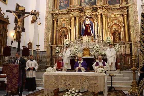 CATÓLICOS EN SEVILLA – Monseñor Saiz Meneses en la función principal de la Hermandad de la Hiniesta: “La conversión comienza cuando dejamos que la luz de Cristo entre por nuestras grietas”