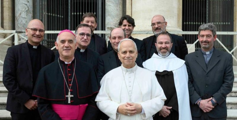 CATÓLICOS EN CANTABRIA – El obispo de Santander, su Consejo de Gobierno y los canónigos de la catedral se despiden de Roma en la tumba de san Pedro