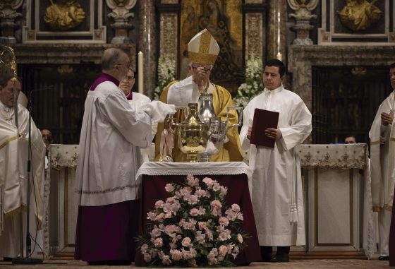 CATÓLICOS EN SEVILLA – Misa Crismal, símbolo de comunión con una riqueza simbólica