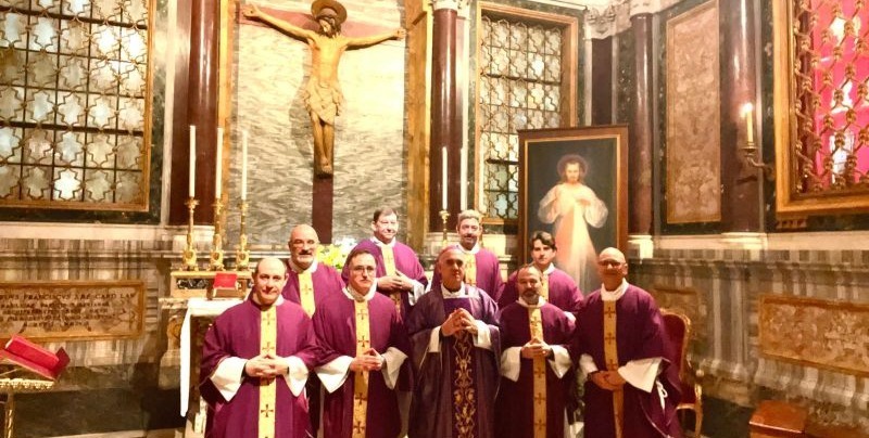 CATÓLICOS EN CANTABRIA – El obispo de Santander, su Consejo de Gobierno y canónigos de la catedral visitan en Roma la tumba del Papa Francisco