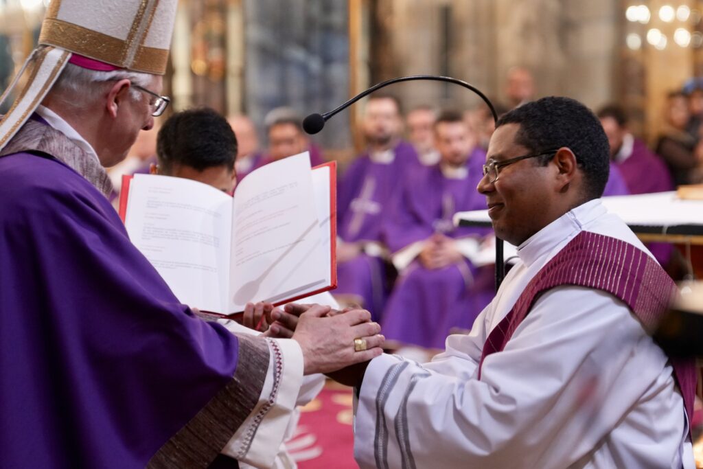 CATÓLICOS DE LUGO – Mons. Alfonso Carrasco: “No hay nada mejor que entregar la vida con alegría al Señor”
