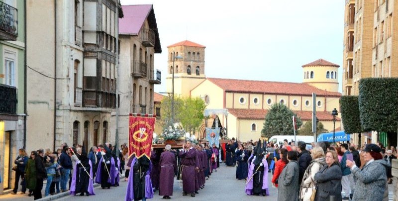 CATÓLICOS EN CANTABRIA – La Dolorosa y el Cristo Yacente salen a la calle en la Semana Santa de Astillero