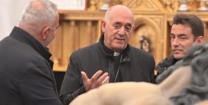 CATÓLICOS EN CANTABRIA – Monseñor Arturo Ros acompaña al delegado del Gobierno en Cantabria, Pedro Casares, en su visita a la carpa de exposición de pasos de Semana Santa de Santander
