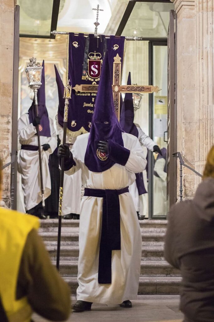 CATÓLICOS DE ASTURIAS – La Cofradía del Silencio y la Santa Cruz cumple 25 años de su relanzamiento