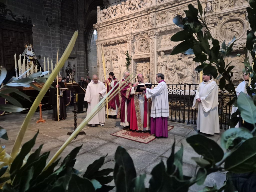 CATÓLICOS EN ÁVILA – El obispo invita a “mirar al Crucificado” para comprender el amor de Dios en el inicio de la Semana Santa