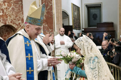 CATÓLICOS EN VALENCIA – La Fallera Mayor Infantil de Valencia, recibida por el Arzobispo en la Basílica de la Virgen tras finalizar la Ofrenda