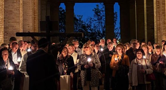 CATÓLICOS EN SEVILLA – Cursillos de Cristiandad ofreció un viacrucis por los cristianos perseguidos y necesitados en el mundo