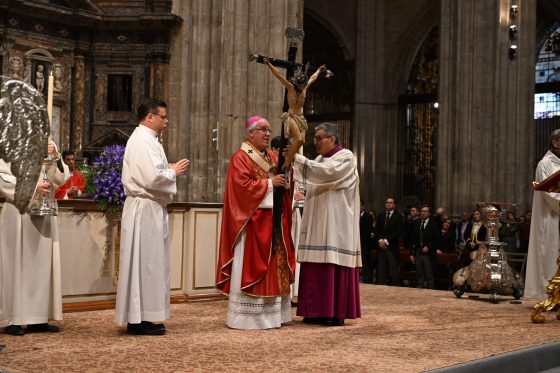 CATÓLICOS EN SEVILLA – El arzobispo de Sevilla: «Ante la cruz de Cristo, nadie queda fuera del horizonte del amor de Dios»