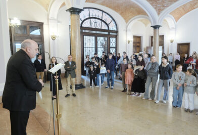 CATÓLICOS EN VALENCIA – El Arzobispo recibe a los niños de los Altares de San Vicente Ferrer 