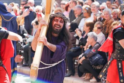 CATÓLICOS EN VALENCIA – El joven Denís Madrid da vida a Cristo en La Pasión de Benetússer: “Es emocionante ver que la gente se acerca a Cristo para sentirlo cercano»