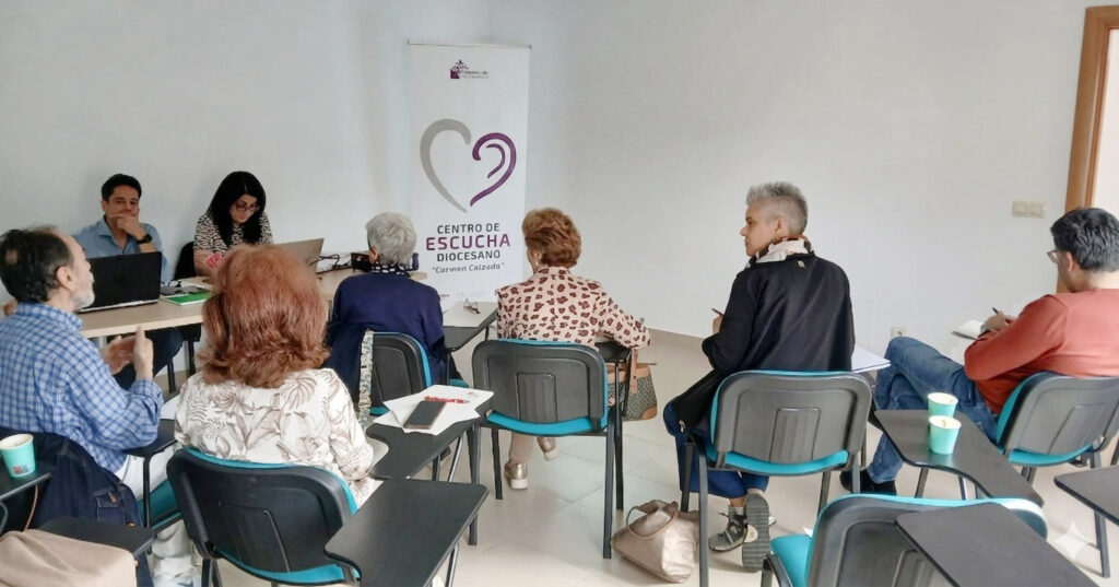 CATÓLICOS EN SALAMANCA – Los voluntarios del Centro de Escucha Diocesano participan en un encuentro de formación